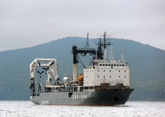 В бухте Золотой Рог суда Тихоокеанского флота извлекли рейдовое оборудование, установленное ко Дню ВМФ