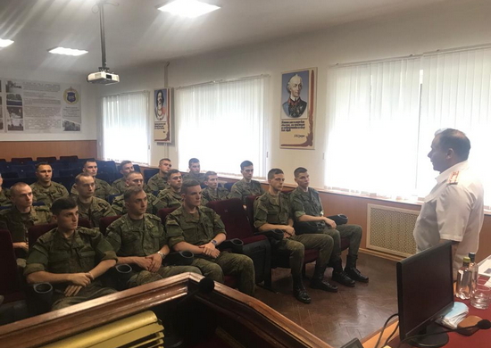 В Центре связи РВСН проводится сбор с молодыми лейтенантами