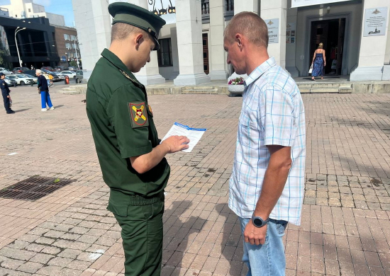 В День города Екатеринбурга инструкторы пункта отбора провели акцию «Военная служба по контракту – твой выбор!»