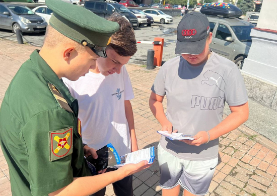 В День города Екатеринбурга инструкторы пункта отбора провели акцию «Военная служба по контракту – твой выбор!»