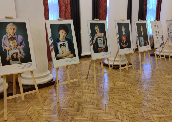 В Екатеринбурге состоялась торжественная церемония открытия фотопроекта «Мамы героев»