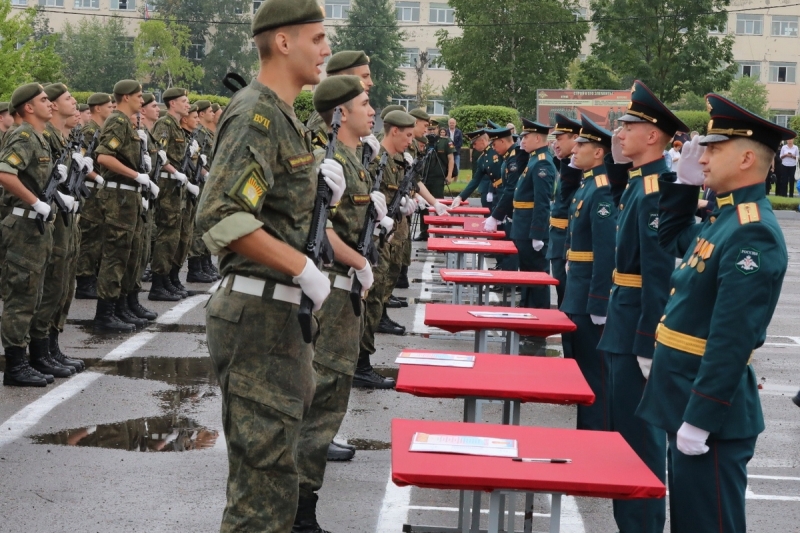 В Хабаровске курсанты военного учебного центра Дальневосточного университета путей сообщения приведены к военной присяге