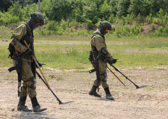В Хабаровском крае военнослужащие инженерного соединения ВВО отразили нападение условной ДРГ и обезвредили мины