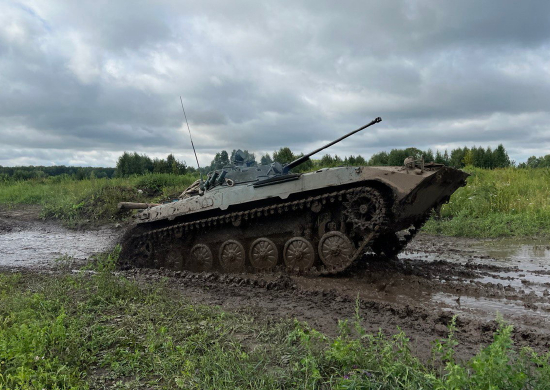 В Кемеровской области мотострелки ЦВО учились уничтожать противника из вооружения БМП
