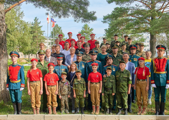 В Приморском крае состоялась торжественная встреча Героев России, членов экипажа танка Т-80 «Алеша»