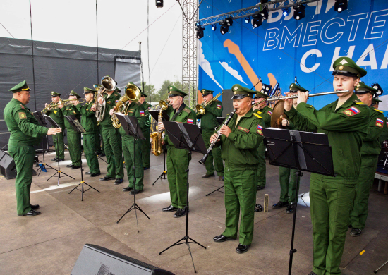 В рамках фестиваля авиации и музыки «Крылья Сахалина» военнослужащие Восточного военного округа представили выставку современного вооружения и военной техники