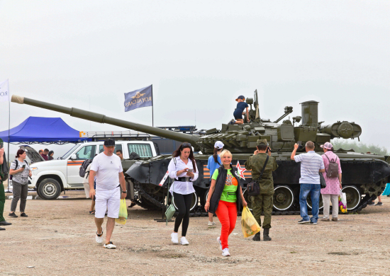 В рамках фестиваля авиации и музыки «Крылья Сахалина» военнослужащие Восточного военного округа представили выставку современного вооружения и военной техники