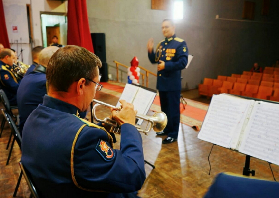 В Самаре военный оркестр Новосибирского гарнизона провел концерт для военнослужащих ЦВО