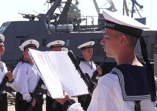 В Севастополе новобранцы соединения десантных кораблей Черноморского флота приняли Военную присягу