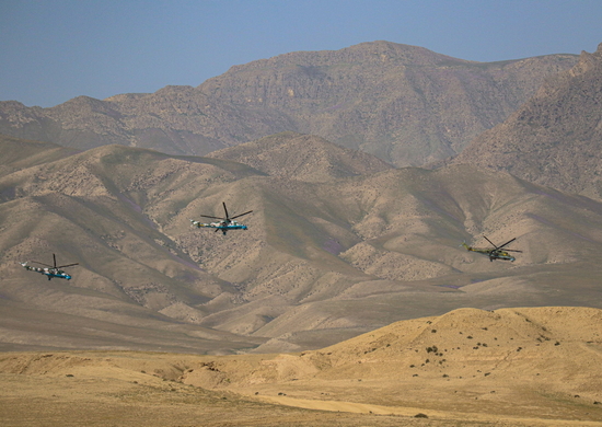 Вертолетчики российской военной базы в Таджикистане выполнили полеты в предгорье Памира