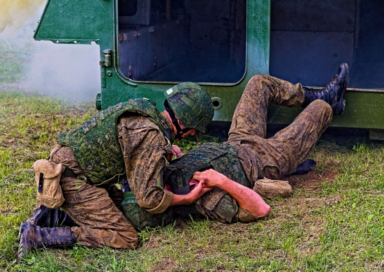 Военнослужащие  армейского корпуса ВВО на Сахалине осваивают оказание первой медицинской помощи и эвакуацию раненого