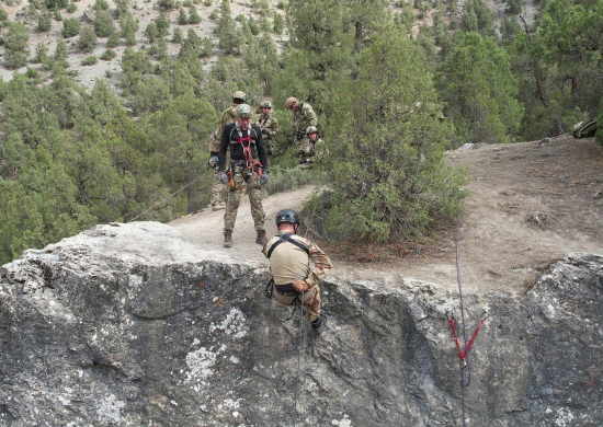 Военнослужащие ЦВО в Таджикистане на занятиях по горной подготовке отработали спасение и эвакуацию условно пострадавших