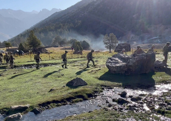 Военнослужащие ЦВО в Таджикистане на занятиях по горной подготовке отработали спасение и эвакуацию условно пострадавших
