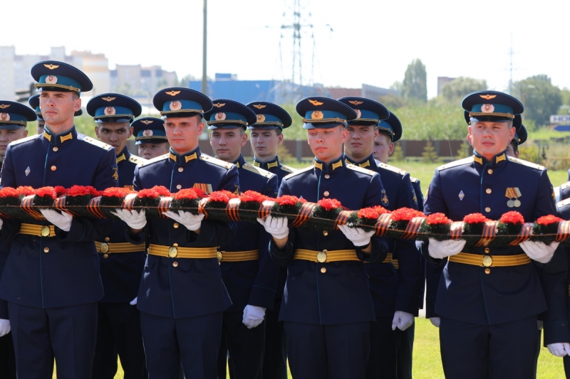 Военнослужащие дальней авиации приняли участие в открытии памятника «Воинам вертолетчикам» в Саратовской области