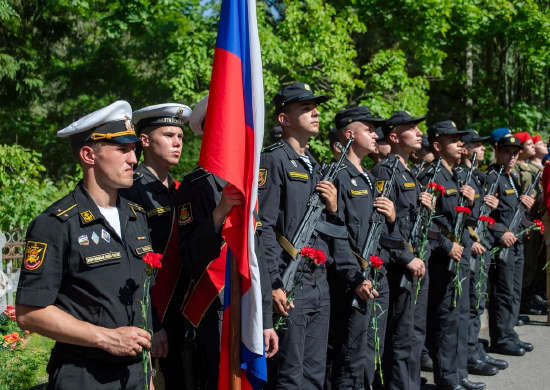 Военнослужащие и ветераны ВМФ почтили память погибших защитников Ленинграда