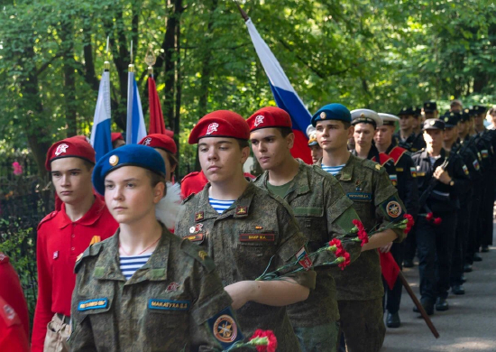 Военнослужащие и ветераны ВМФ почтили память погибших защитников Ленинграда
