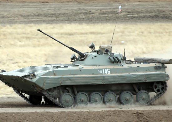 Военнослужащие мотострелкового соединения ЦВО выполнили контрольное упражнение по вождению боевых машин под Оренбургом