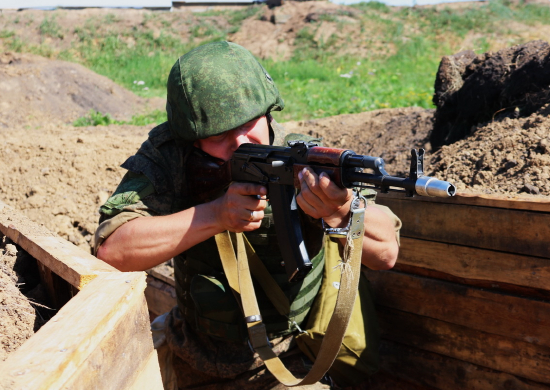 Военнослужащие по призыву мотострелкового соединения ЦВО в Кузбассе совершенствуют навыки огневой подготовки в ходе занятий