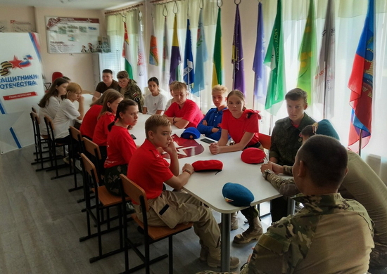Военнослужащие ВДВ провели урок мужества для юнармейцев Республики Хакасия