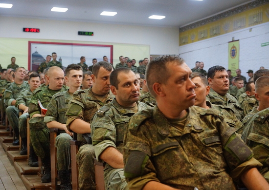 Военные автоинспекторы провели беседу по соблюдению ПДД с военнослужащими Новосибирского ракетного соединения