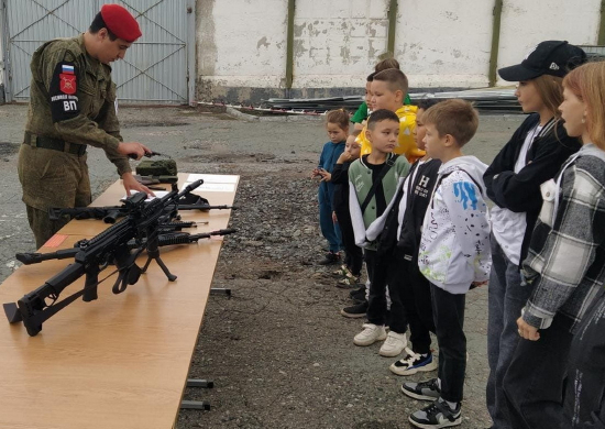 Военные полицейские ЦВО провели для омских школьников День открытых дверей