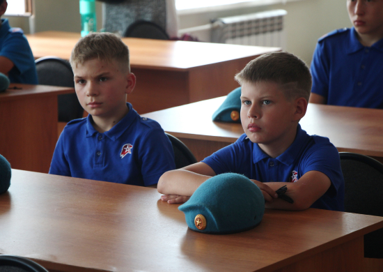 Военные полицейские ЦВО провели урок мужества для школьников  в Свердловской области