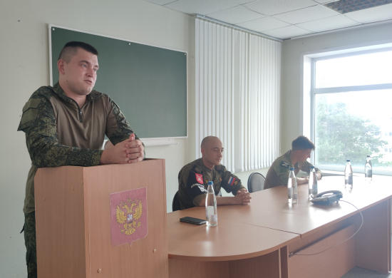 Военные полицейские ЦВО провели урок мужества для школьников  в Свердловской области