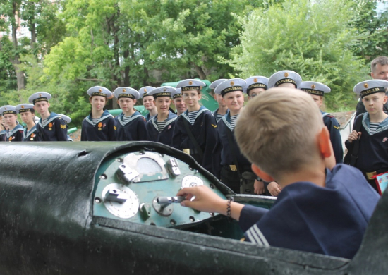 Воспитанники детского морского центра «Каравелла» из Новосибирска побывали на кораблях Тихоокеанского флота
