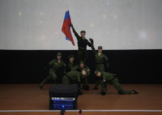 Ансамбль песни и пляски ЦВО поздравил военнослужащих - танкистов праздничным концертом в День танкиста