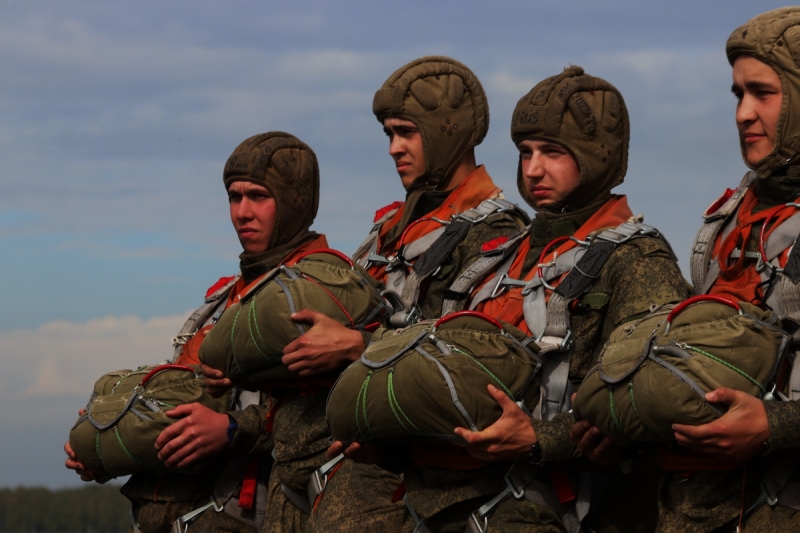 Более 100 военнослужащих учебного центра Новосибирского ВВКУ выполнили первые прыжки с парашютом