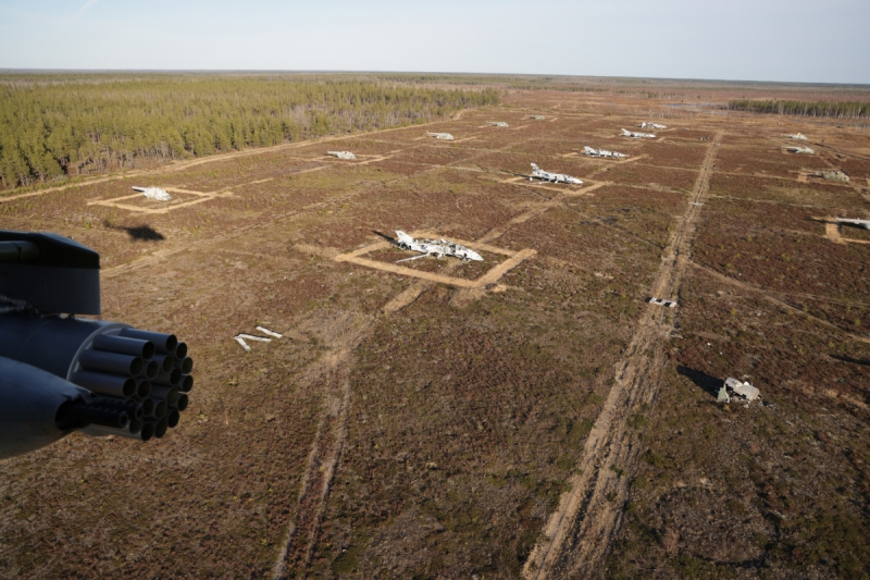 Экипажи ударных вертолетов Ми-28Н уничтожили бронетехнику условного противника на полигоне в Ленинградской области