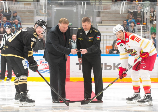 Командующий Тихоокеанским флотом открыл вбросом шайбы домашнюю серию игр хоккейного клуба «Адмирал» во Владивостоке
