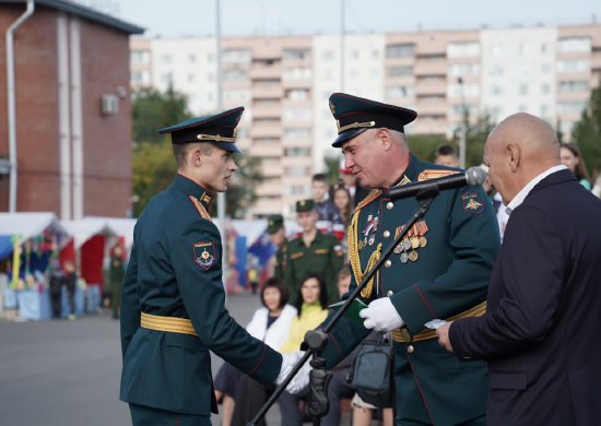 Лейтенанты Барнаульского ракетного соединения в торжественной обстановке получили ключи от служебных квартир