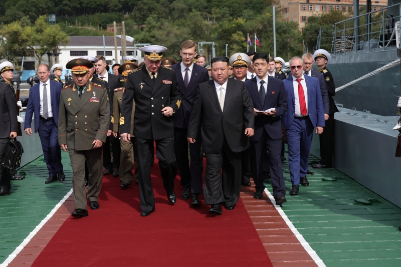 Министр обороны РФ Сергей Шойгу и лидер КНДР Ким Чен Ын прибыли на фрегат ТОФ «Маршал Шапошников» во Владивостоке