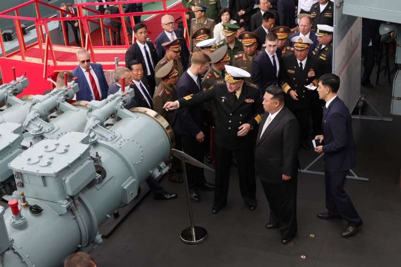 Министр обороны РФ Сергей Шойгу и лидер КНДР Ким Чен Ын прибыли на фрегат ТОФ «Маршал Шапошников» во Владивостоке