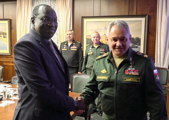 Министр обороны России провел встречу с главой военного ведомства Республики Южный Судан