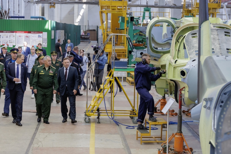 Министр обороны России Сергей Шойгу проверил выполнение гособоронзаказа на вертолетном заводе «Прогресс» в Приморье