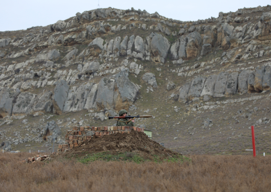 Морпехи КФл выполнили тактическую стрельбу из АК-74 и РПГ-7 на полигоне Аданак в Дагестане