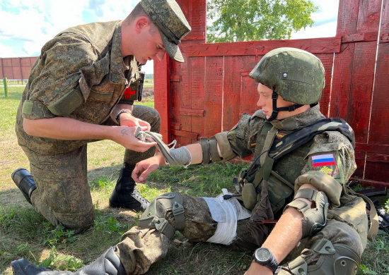 Мотострелки ЦВО отработали порядок оказания первой медицинской помощи «раненному» в Свердловской области