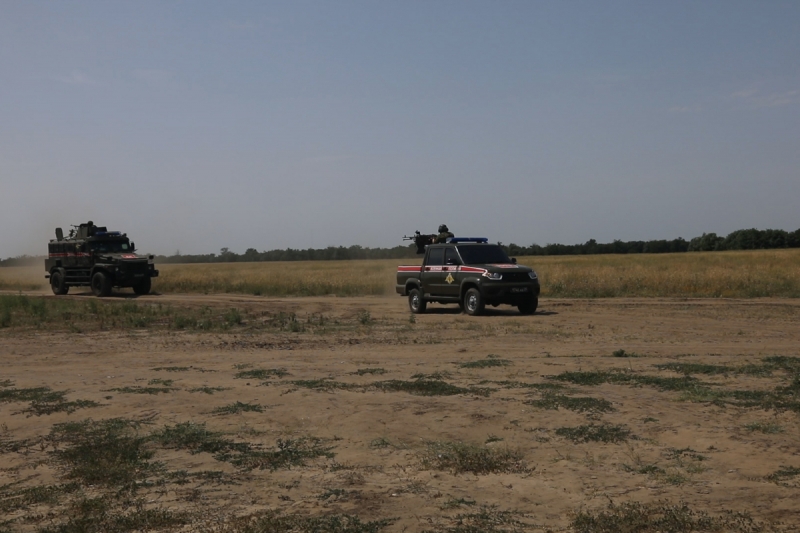 На полигонах в Запорожской области военнослужащие военной комендатуры проходят огневую подготовку с применением тяжёлой техники