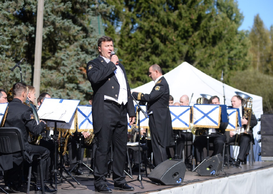 Оркестр ВМФ дал концерт на мемориале "Безымянная высота" в Калужской области