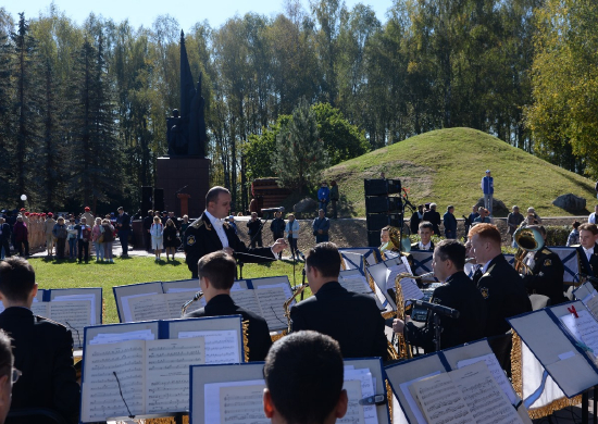 Оркестр ВМФ дал концерт на мемориале "Безымянная высота" в Калужской области