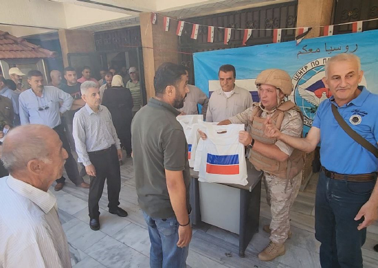 Российские военнослужащие доставили гуманитарную помощь жителям сирийского города Деръа