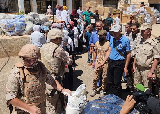 Российские военнослужащие доставили продовольственные наборы жителям города Бусра в сирийской провинции Деръа