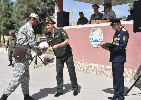 Российские военнослужащие в Таджикистане поздравили курсантов академии МВД республики с Днем государственной независимости
