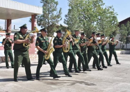 Российские военнослужащие в Таджикистане поздравили курсантов академии МВД республики с Днем государственной независимости