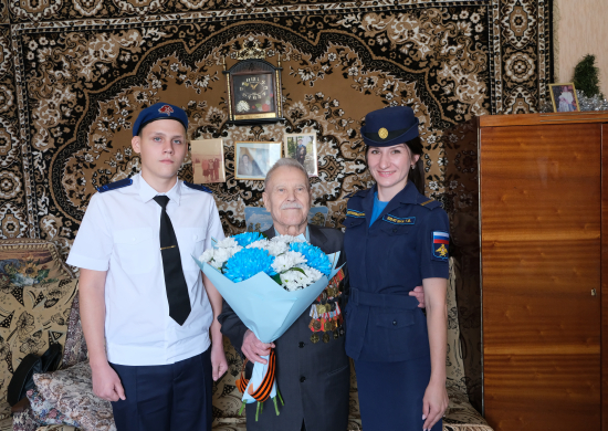 В Астрахани военные летчики поздравили ветерана Степана Ивановича Гладилина с днем окончания Второй мировой войны