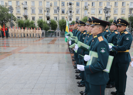 В Хабаровске состоялось вручение дипломов молодым лейтенантам-выпускникам военного учебного центра