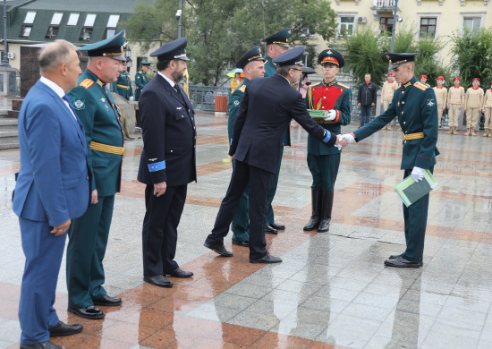 В Хабаровске состоялось вручение дипломов молодым лейтенантам-выпускникам военного учебного центра