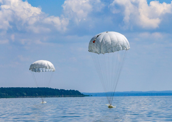 В Калининградской области военнослужащие морской авиации и спасательных парашютно-десантных групп выполнили учебно-тренировочные прыжки на воду